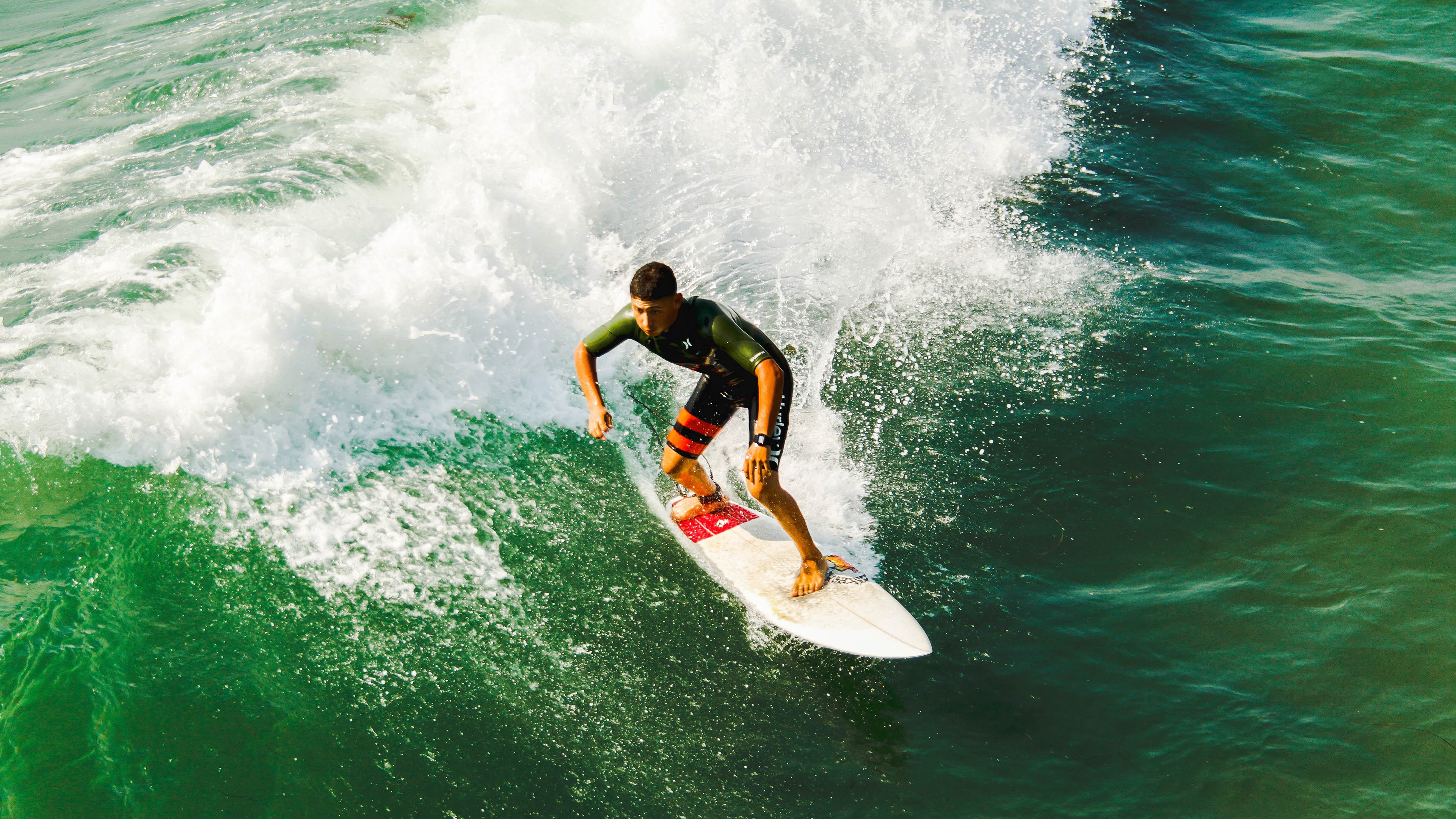 姆巴佩重要时刻大比分获胜，中国队带队取胜！赛场气氛高涨